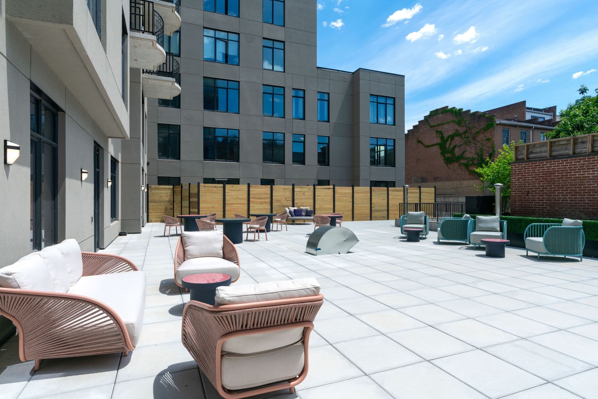 The furnished resident courtyard at 875 Fourth Avenue in Brooklyn